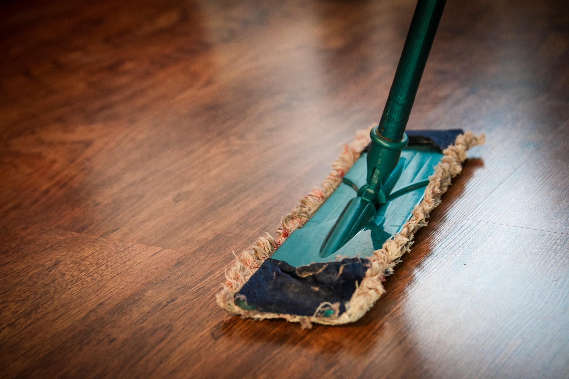 Une serpillère qui entrain de nettoyer un parquet