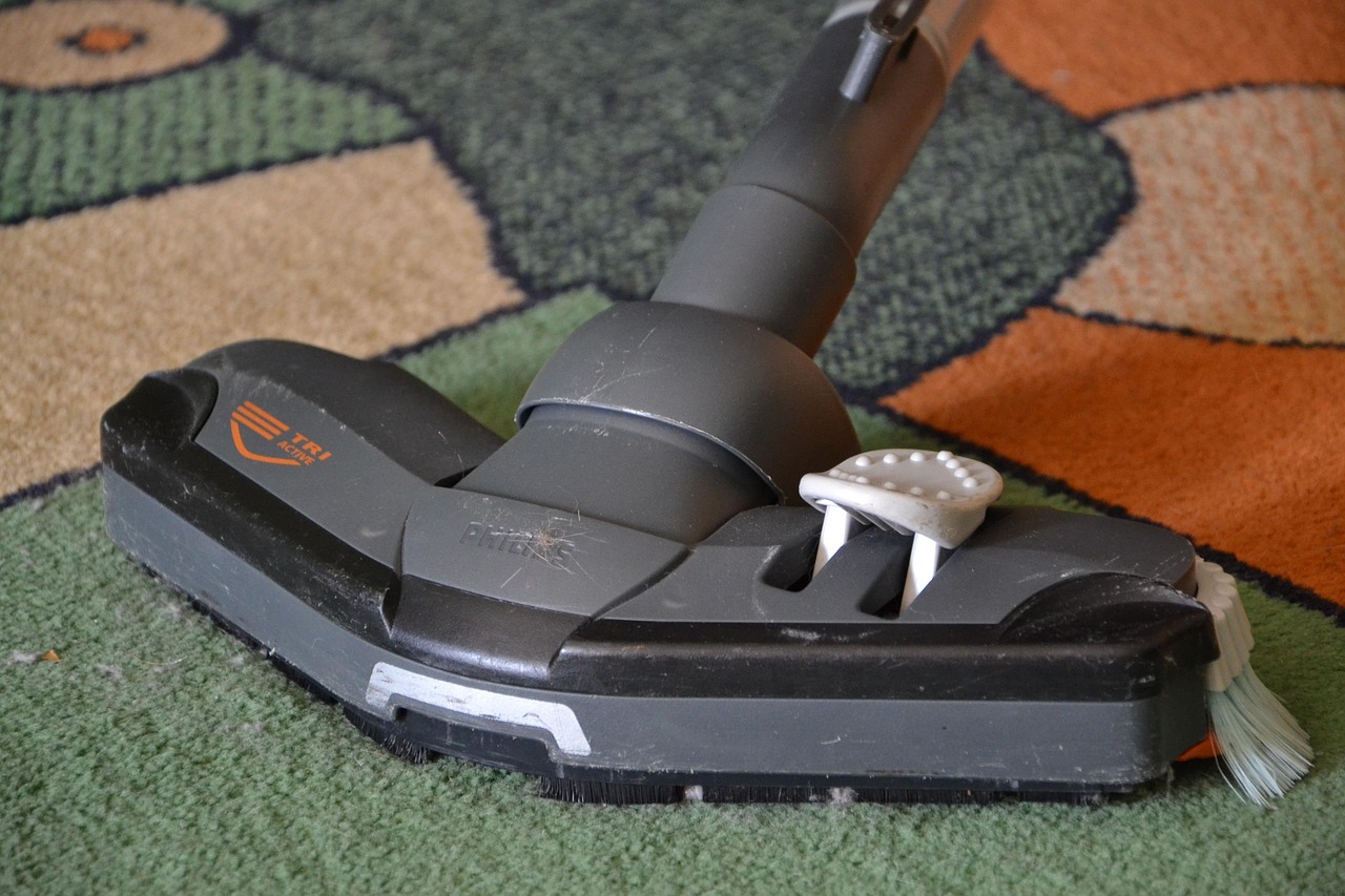 un aspirateur qui est entrain de nettoyer un tapis